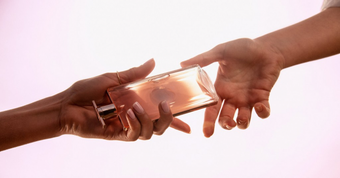 10 фотографов, которые снимают парфюмерию, как никто другой